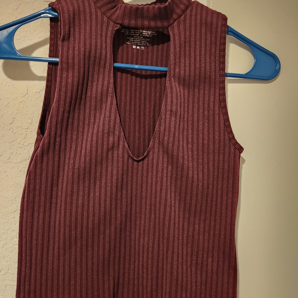 Junior's Ida Fashion ribbed sleeveless top. Size M/L